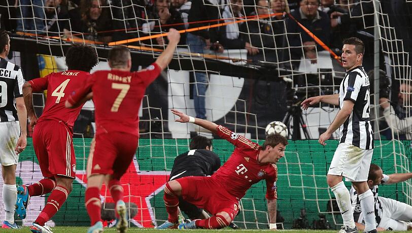 Gegen Juvetus Turin: Nach Vorarbeit von Schweinsteiger und Martinez köpft Mandzukic die Bayern zum 1:0. Juve braucht zu diesem Zeitpunkt vier Tore, um weiterzukommen. Unmöglich gegen die Bayern. Gegen Juvetus Turin: Nach Vorarbeit von Schweinsteiger und Martinez köpft Mandzukic die Bayern zum 1:0. Juve braucht zu diesem Zeitpunkt vier Tore, um weiterzukommen. Unmöglich gegen die Bayern.