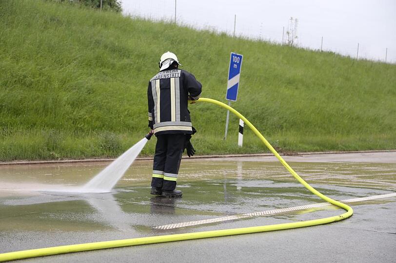 Schwere Hochwasser-Schäden an der A8. Die Bilder zum Durchklicken.
