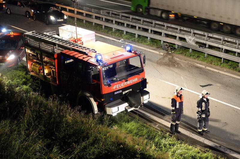 Unfall-Drama auf der A8 bei Grabenstätt: Eine französische Familie kracht mit ihrem Auto in ein Pannen-Auto. Bei dem Crash entsteht ein Trümmerfeld mit einer Länge von 300 Metern. Die Insassen kommen in die Klinik. Die Bilder...
