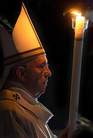 Papst Franziskus hat mit Tausenden Gläubigen und Pilgern die Osternacht im Petersdom gefeiert.