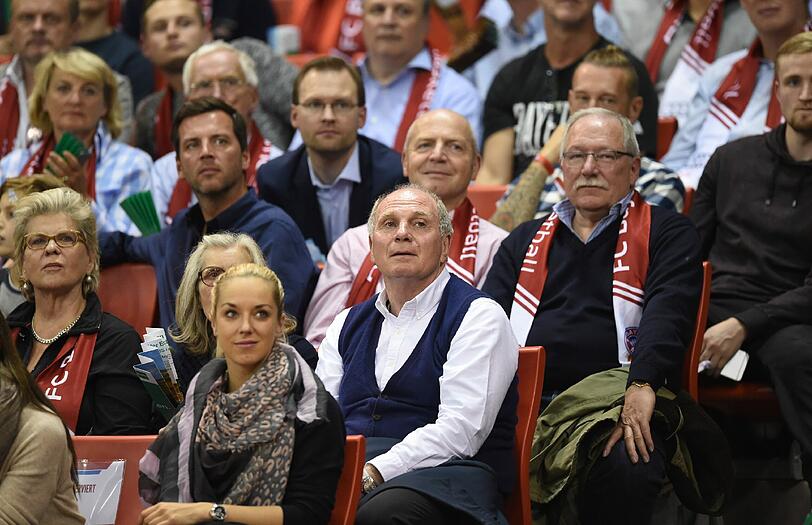 Uli Hoeneß zu Gast bei den Bayern Basketballern. Vor ihm sitzt Tennis-Ass Sabine Lisicki.