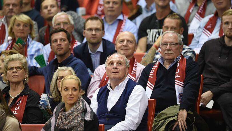 Uli Hoeneß zu Gast bei den Bayern Basketballern. Vor ihm sitzt Tennis-Ass Sabine Lisicki. Uli Hoeneß zu Gast bei den Bayern Basketballern. Vor ihm sitzt Tennis-Ass Sabine Lisicki.