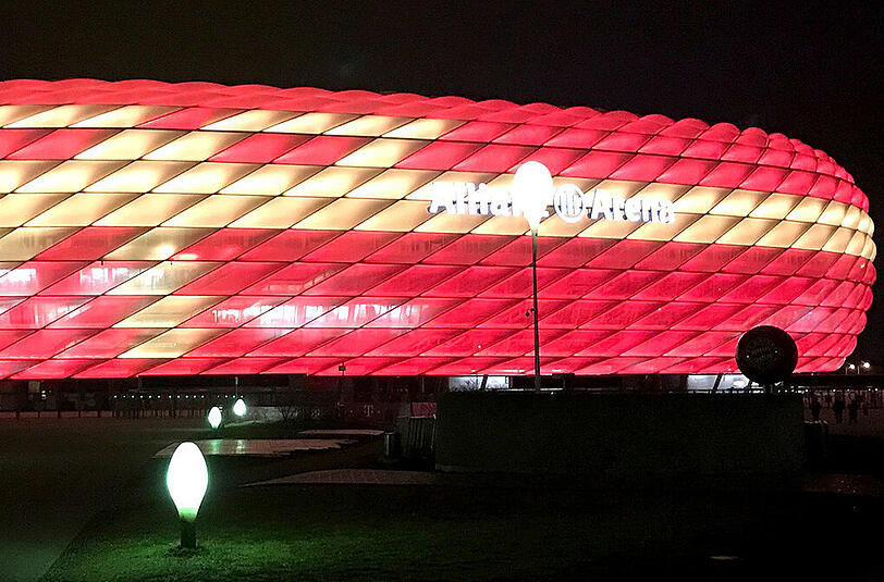 Vorweihnachtlich strahlt auch die Allianz Arena.