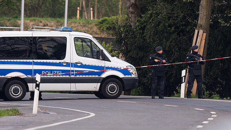 Der Tag danach: Polizisten sichern die abgesperrte Straße. Nur unweit der Sperrung detonierten die Sprengkörper am BVB-Bus.