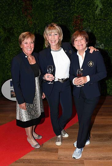 Rosi Mittermaier (re.) mit Schwester Evi (li.) und Sängerin Claudia Jung