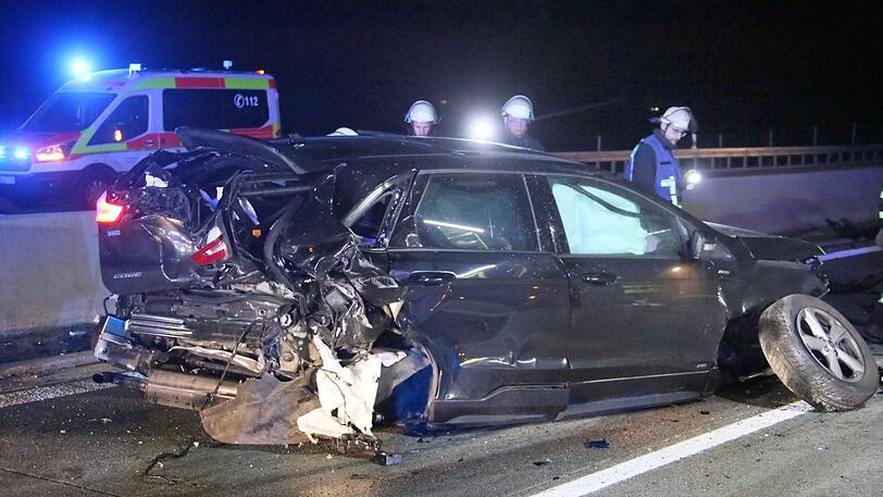 Ein silberner PKW ist in einen schwarzen Unfallwagen geprallt. Beide Fahrer kamen verletzt ins Krankenhaus.