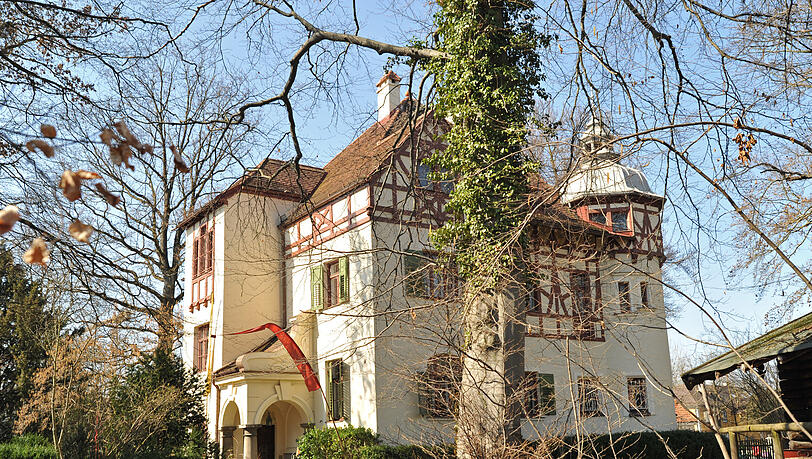 Die malerische Villa Ballauf mit Fachwerk im Turm steht am Laimer Anger. Sie wurde 1898 erbaut. Die malerische Villa Ballauf mit Fachwerk im Turm steht am Laimer Anger. Sie wurde 1898 erbaut.