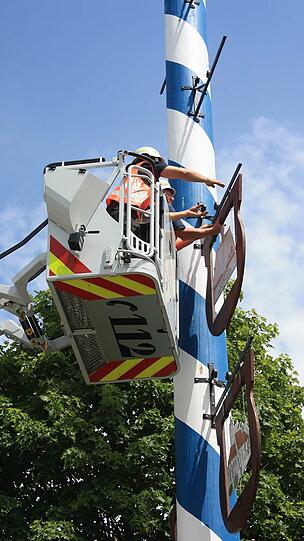 Weg ist der Maibaum in Thalkirchen: Klicken Sie sich durch die Bilder des Feuerwehreinsatzes.