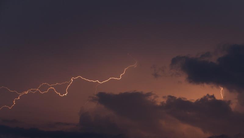 Blitze leuchten während eines Gewittersturms am Himmel. Foto: Nicolas Maeterlinck/BELGA/dpa/Symbolbild Blitze leuchten während eines Gewittersturms am Himmel. Foto: Nicolas Maeterlinck/BELGA/dpa/Symbolbild