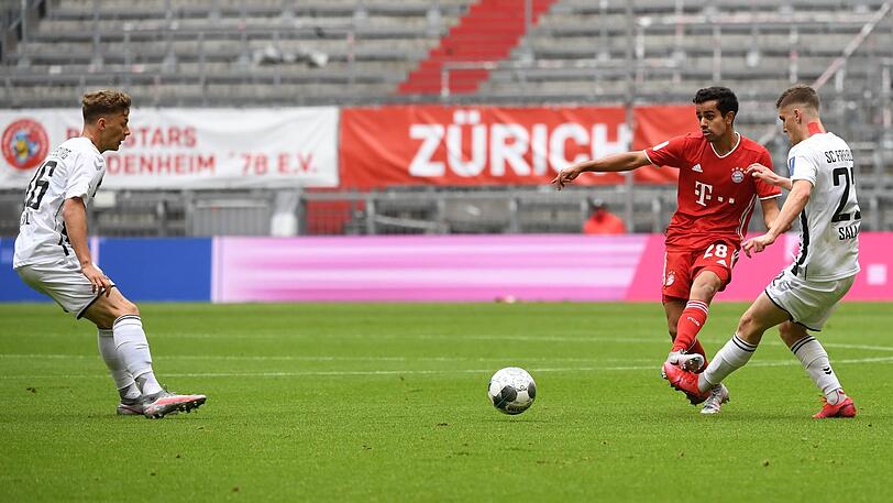 Bayern-Profi Sarpreet Singh wird vom Freiburger Roland Sallai (rechts) bedrängt.