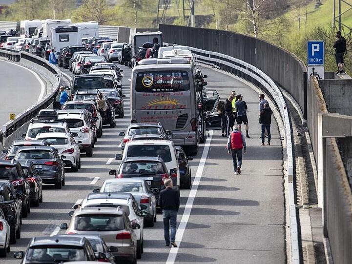 Am Karfreitag stauten sich die Autos vor dem Gotthardtunnel in der Schweiz auf bis zu 14 Kilometern.