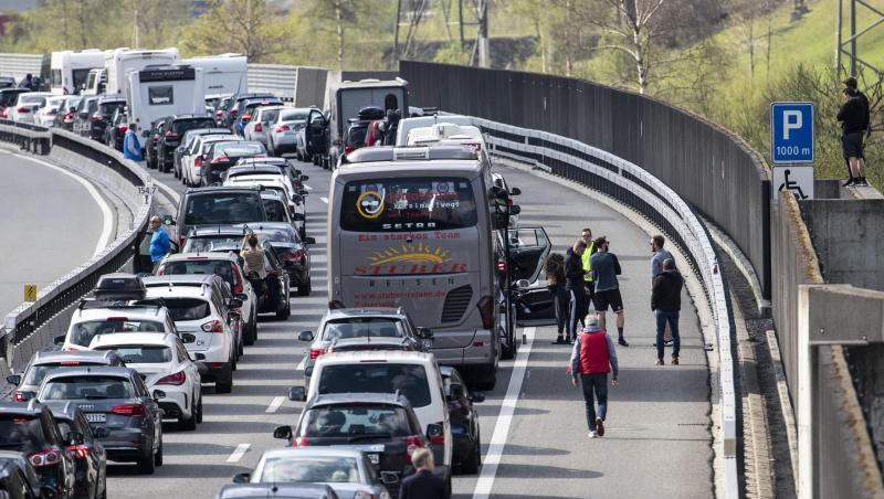 Am Karfreitag stauten sich die Autos vor dem Gotthardtunnel in der Schweiz auf bis zu 14 Kilometern. Am Karfreitag stauten sich die Autos vor dem Gotthardtunnel in der Schweiz auf bis zu 14 Kilometern.