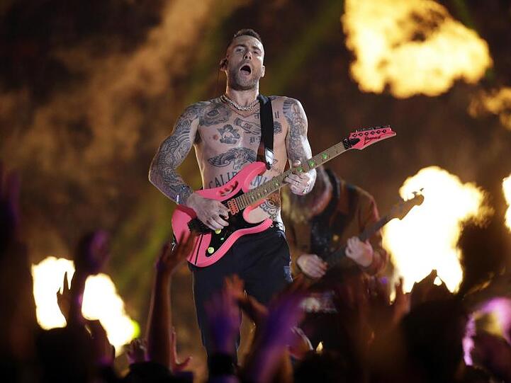 Adam Levine von der Band Maroon 5 während der Halbzeit-Show.