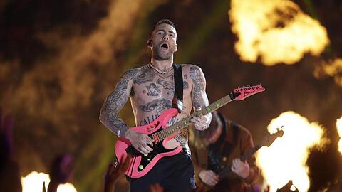Adam Levine von der Band Maroon 5 während der Halbzeit-Show.