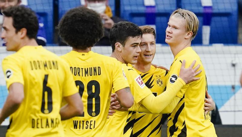 BVB-Torschütze Marco Reus (2.v.r.) wird von Teamkollegen gefeiert.
