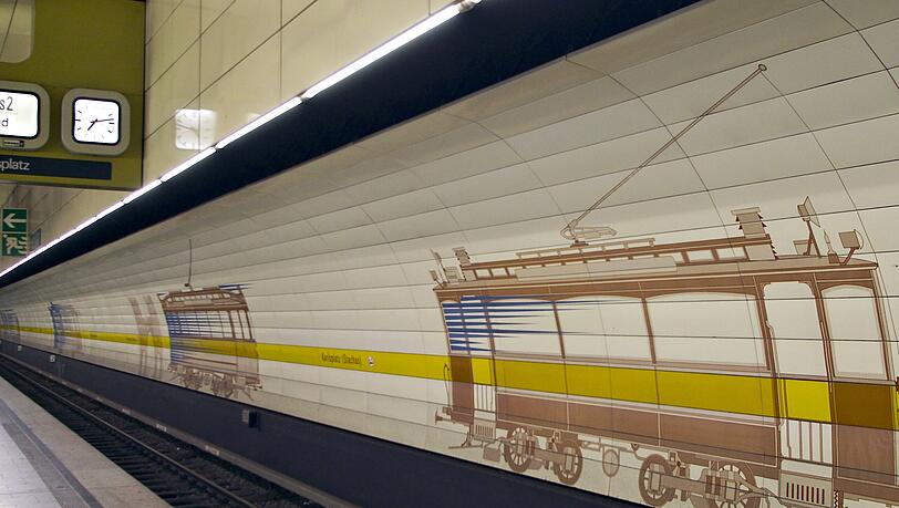 An einem Bahnsteig des U-Bahnhofes Karlsplatz/Stachus fiel einer 32-Jährigen ein onanierender Mann auf. (Symbolbild)