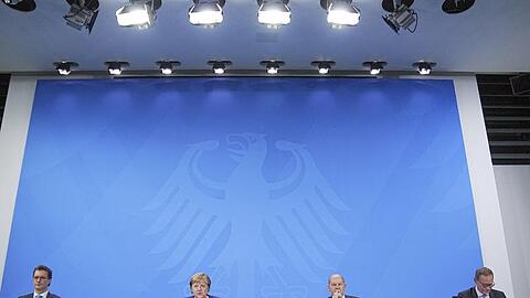 Hendrik Wüst, Angela Merkel, Olaf Scholz und Michael Müller nehmen an der Pressekonferenz im Bundeskanzleramt teil.