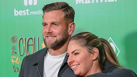 Nationalstürmer Niclas Füllkrug fühlt sich mit Ehefrau Lisa und seiner Familie in Bremen pudelwohl.