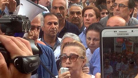 Die Architektin Mücella Yapici (M.) spricht bei einem Protest anlässlich des Jahrestages der Gezi-Proteste.