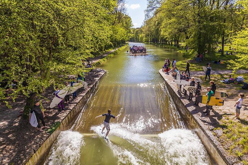 Floß und Surfer an der Floßlände.
