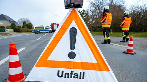 Ein Warndreieck steht in der Nähe einer Unfallstelle.