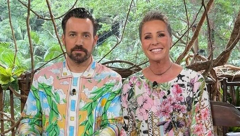 Dschungelcamp-Moderatoren Sonja Zietlow und Jan Köppen in ihren schrillen Outfit - auch diese beiden Tops können ersteigert werden.