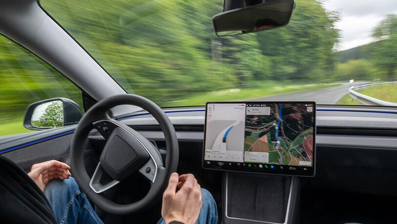 Es ist in Europa das erste Shuttle-Projekt, bei dem Teslas mit der Software "Full Self-Driving (&Uuml;berwacht)" fahren (Archivbild)