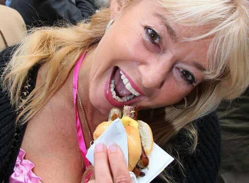 Promi-Zahnarzt-Gattin Marion Küffer mit Bratwurstsemmel