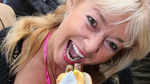 Promi-Zahnarzt-Gattin Marion Küffer mit Bratwurstsemmel