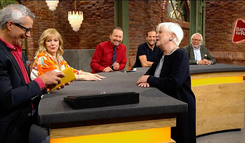 "Sie sehen, ich brauche eine Brosche!" H&auml;ndler Anaisio Guedes zahlte 730 Euro.