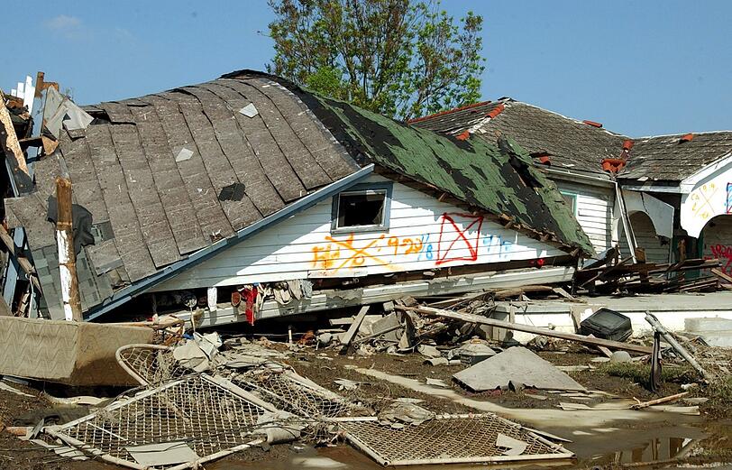 Hurrikan Katrina gilt als eine der verheerendsten Naturkatastrophen in der Geschichte der Vereinigten Staaten. Der Hurrikan richtete Ende August 2005 in den südöstlichen Teilen der USA, insbesondere an der dortigen Golfküste, enorme Schäden an und erreichte zeitweise die Stufe 5.