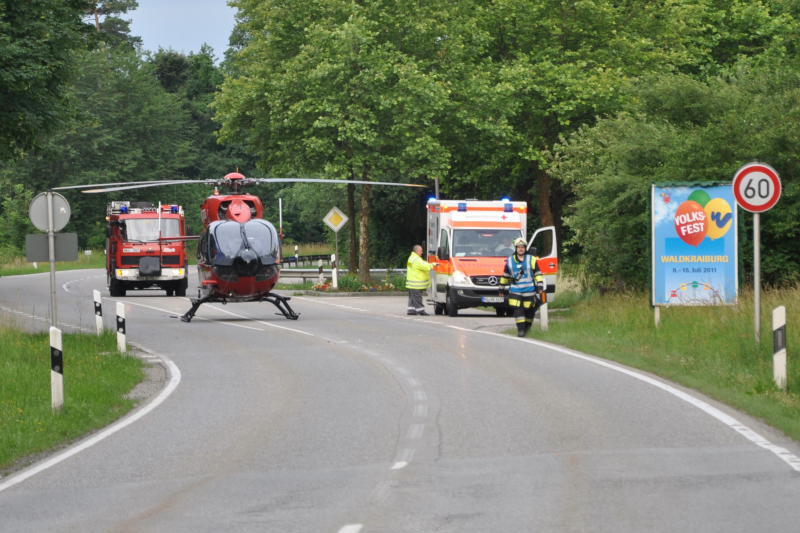 Der Wagen zerschellte an einem Baum - der Fahrer starb an der Unfallstelle.