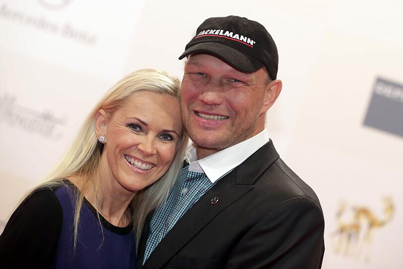 Der frühere Boxer Axel Schulz und seine Frau Patricia bei der "Tribute to Bambi" Spenden-Gala auf dem roten Teppich.