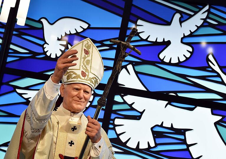 Anlässlich der Heiligsprechung von Papst Johannes Paul II. wurde die Figur des Papstes im Berliner Wachsfigurenkabinett Madame Tussauds jetzt in einem neu geschneiderten Messgewand und mit einer Mitra präsentiert.