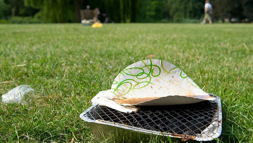 Einweggrills hinterlassen oft unschöne Brandlöcher im Gras. Einweggrills hinterlassen oft unschöne Brandlöcher im Gras.