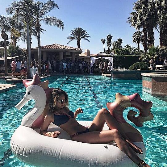 Auch ein sehr beliebtes Foto-Motiv für die sozialen Netzwerke: Pool- Posen auf einem aufblasbaren Einhorn, wie es Elena Carriere vormacht.