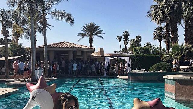 Auch ein sehr beliebtes Foto-Motiv für die sozialen Netzwerke: Pool- Posen auf einem aufblasbaren Einhorn, wie es Elena Carriere vormacht. Auch ein sehr beliebtes Foto-Motiv für die sozialen Netzwerke: Pool- Posen auf einem aufblasbaren Einhorn, wie es Elena Carriere vormacht.