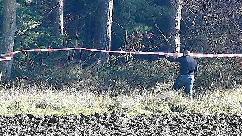 In einem Waldstück zwischen Kienberg und Schnaitsee sollen menschliche Leichenteile gefunden worden sein. Die Polizei ermittelt. Die Bilder.