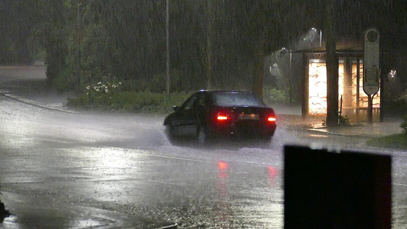 Überflutete Keller und Straßen. Nordbayern wurde vom Unwetter hart getroffen - die Bilder.