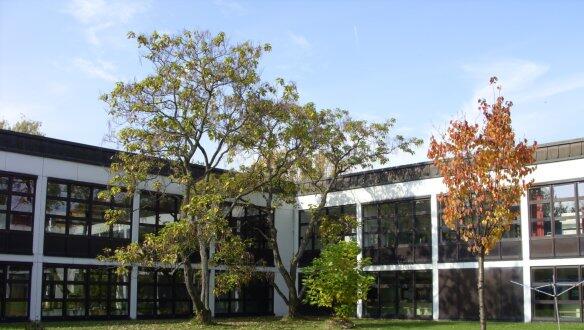 Die Mittelschule an der Stuntzstraße. Die Mittelschule an der Stuntzstraße.