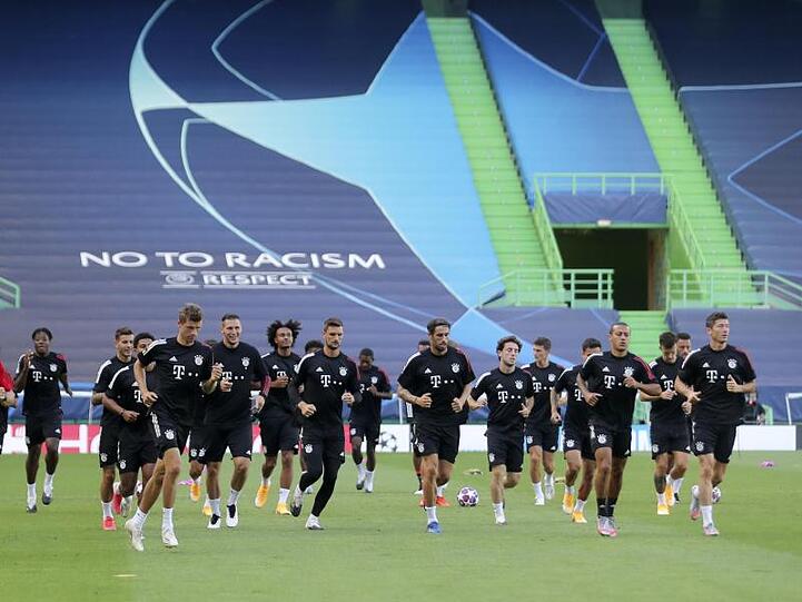 Aufgalopp beim Abschlusstraining der Spieler vom FC Bayern im José-Alvalade-Stadion.