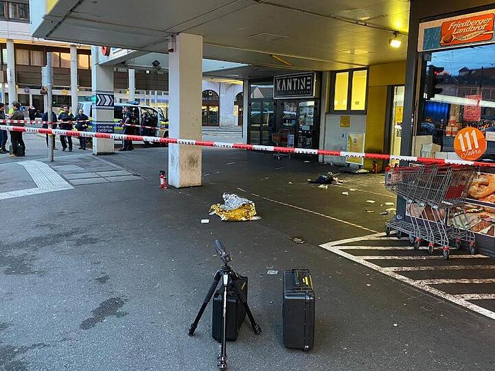 Abgesperrter Eingangsbereich des Supermarktes in Augsburg.