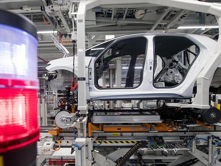 Bei VW läuft die Fahrzeugproduktion langsam wieder an.