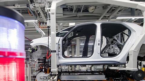 Bei VW läuft die Fahrzeugproduktion langsam wieder an.
