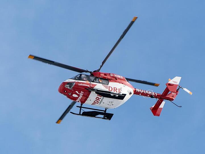 Ein Rettungshubschrauber auf dem Weg zur Unfallstelle. Foto:Patrick Seeger/Archivbild