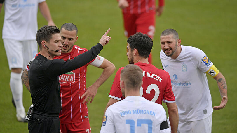 Hatte viel zu erklären: Schiedsrichter Patrick Hanslbauer (l) diskutiert mit Türkgücüs Sararer Sercan (2. v. l.) und Aaron Berzel. Auch Sechzigs Sascha Mölders (r) mischt mit.