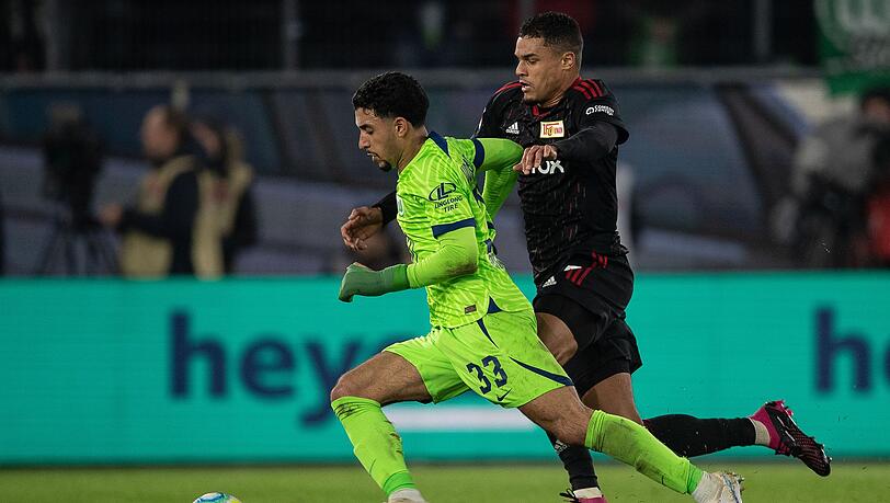 Wolfsburgs Aktivposten Omar Marmoush (l.) im Duell gegen Unions Danilho Doekhi.