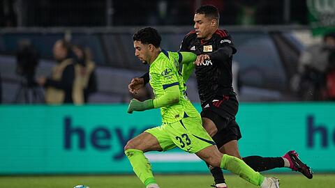 Wolfsburgs Aktivposten Omar Marmoush (l.) im Duell gegen Unions Danilho Doekhi.