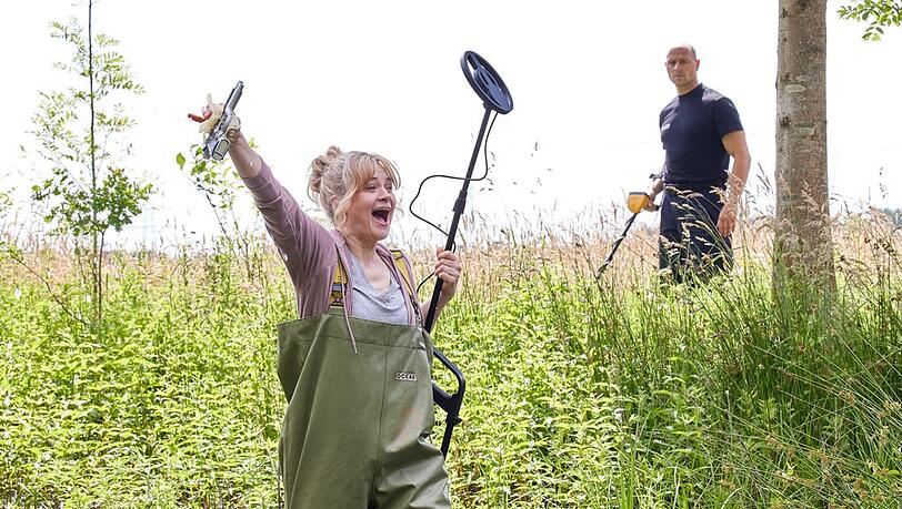 "Mordsschwestern - Verbrechen ist Familiensache: Familientradition": Mit dem Auffinden der Tatwaffe, bringt Feli (Caroline Hanke) die Ermittlungen entscheidend voran.