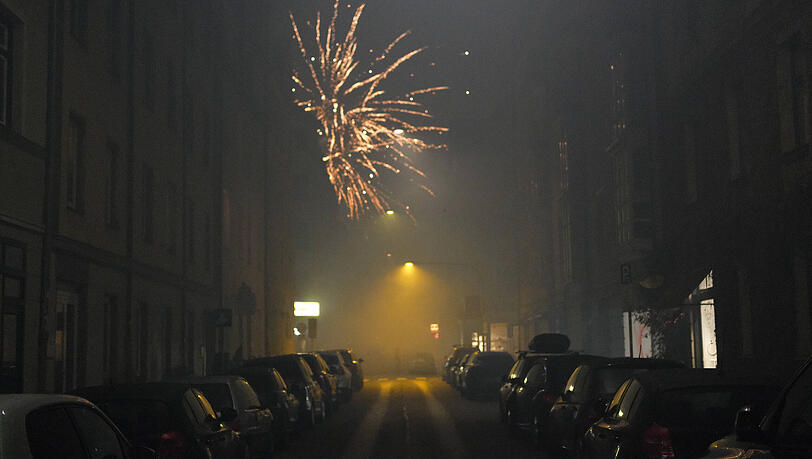 Auch in engen Straßen haben an Silvester Menschen in München Feuerwerke angezündet. Sollte die Stadt das verbieten? Darüber ist eine neue Diskussion entbrannt.